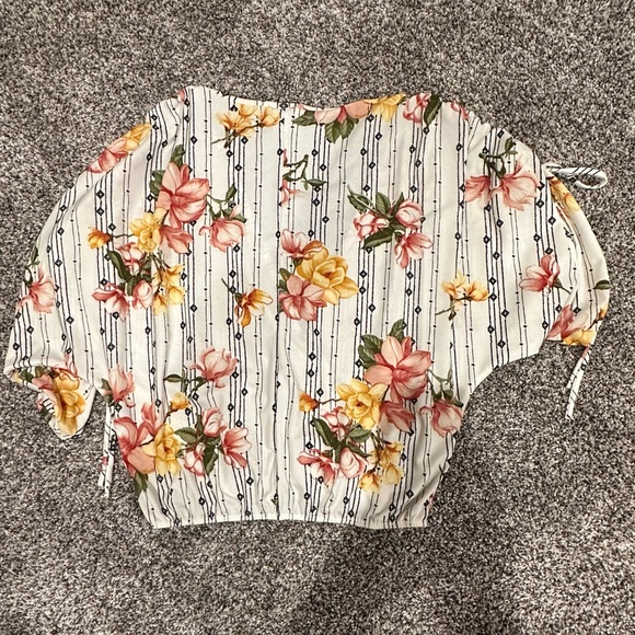 Daytrip XS women’s v neck floral  light cream base. Like new. Worn twice. - Picture 6 of 6